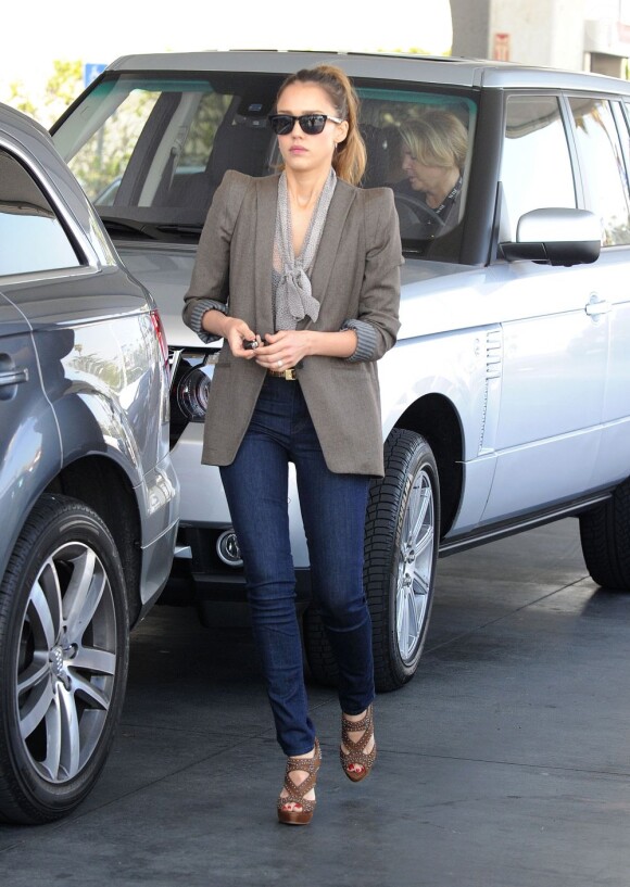 Jessica Alba lookée pour aller travailler. Le 14 mars 2012 à Los Angeles 