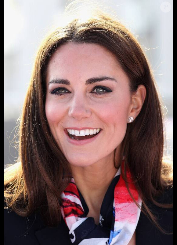 Le sourire de Kate Middleton à la rencontre des équipes olympiques de cricket à Stratford, le 15 mars 2012.