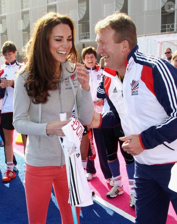 Kate Middleton et David Faulkner, sélectionneur national olympique de cricket, à Stratford, le 15 mars 2012.