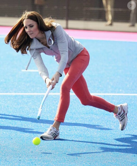 Place à l'action pour Kate Middleton qui ne résiste pas à quelques balles, à Stratford, le 15 mars 2012.