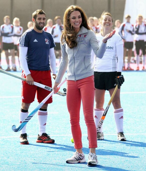 Kate Middleton : place à l'action pour la duchesse passionnée de cricket, à Stratford, le 15 mars 2012.