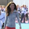 Kate Middleton resplendissante avec les athlètes des équipes olympiques de cricket à Stratford, au nord-est de Londres, le 15 mars 2012.