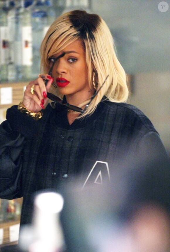 Rihanna fait ses courses dans l'épicerie bio Whole Foods à New York, le 16 mars 2012.