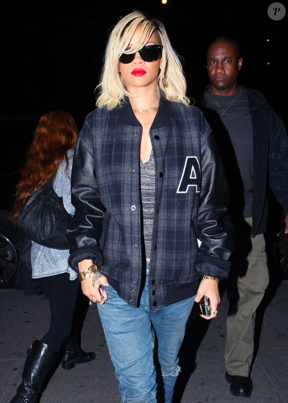 Rihanna porte une veste A.P.C. x Carhartt lors de sa sortie courses à New York, le 16 mars 2012.