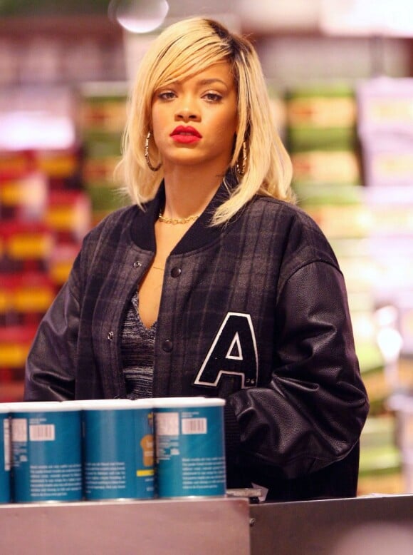 La superbe Rihanna illumine l'épicerie bio Whole Foods à New York, où elle s'est rendue faire quelques courses pour un dîner en famille. Le 16 mars 2012.
