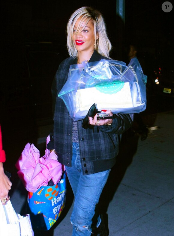 Rihanna ressort de l'épicerie bio Whole Foods les bras chargés. La voici prête pour passer en mode cuisto et concocter un superbe dîner à sa famille. New York, le 16 mars 2012.