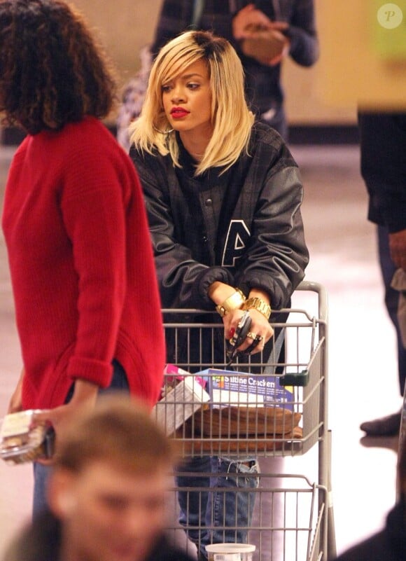 Rihanna fait ses courses dans l'épicerie bio Whole Foods à New York, le 16 mars 2012.
