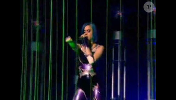 Katy Perry, sur le plateau de la BBC le samedi 17 mars, interprète son single Part of me.