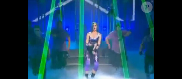Katy Perry, sur le plateau de la BBC le samedi 17 mars, interprète son single Part of me.