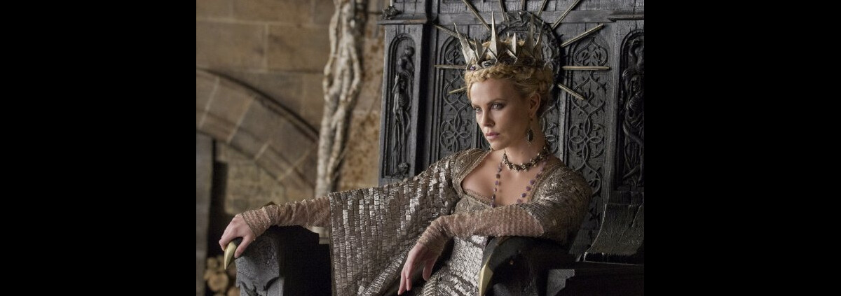 Photo : Charlize Theron, terrible sorcière dans Blanche-Neige et ..., حجم الصورة 1200x423
