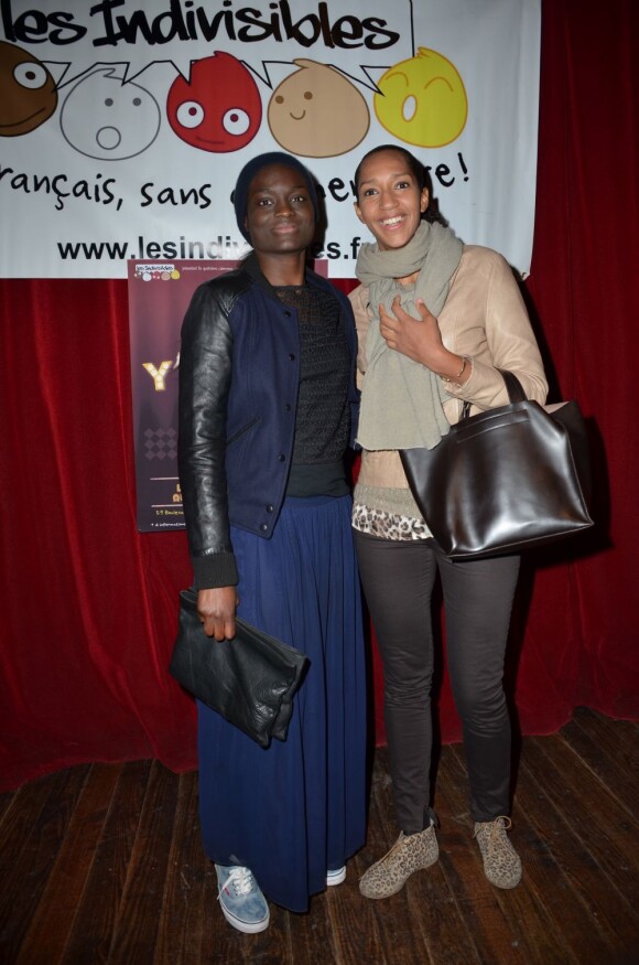 Aya Cissoko (à gauche) lors des Y'a Bon Awards au Cabaret Sauvage à Paris le 19 mars 2012