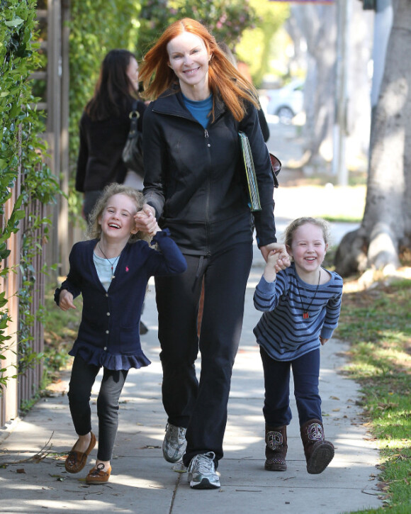 Marcia Cross est allée chercher ses filles souriantes Eden et Savannah à l'école, à Santa Monica, le 19 mars 2012