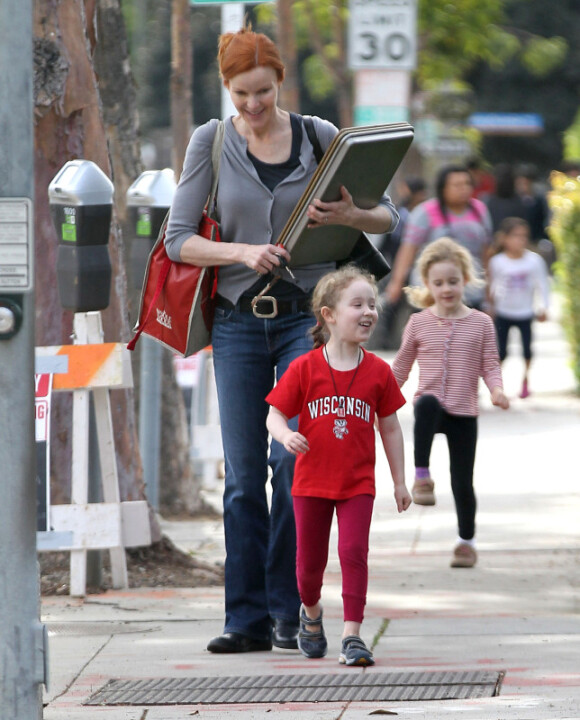 Marcia Cross et ses adorables filles Eden et Savannah sur le chemin de l'école, le 5 mars 2012 à Santa Monica