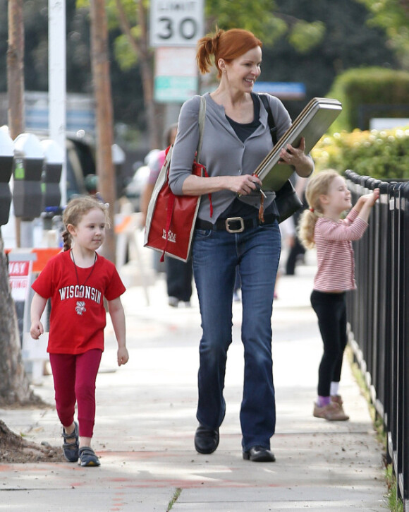 Marcia Cross et ses filles Eden et Savannah sur le chemin de l'école, le 5 mars 2012 à Santa Monica