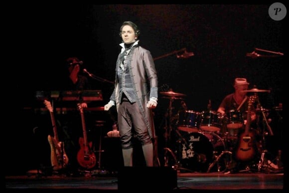 Sébastien Agius, lauréat de X Factor, dans le rôle de Jean-Sylvain Bailly, maire de Paris sous la Révolution, exécuté sous la Terreur.
Dove Attia, Albert Cohen, le metteur en scène Giuliano Peparini et la troupe de 1789, Les Amants de la Bastille présentaient sur la scène de l'Olympia, le 19 mars 2012, des extraits du spectacle attendu en septembre 2012.