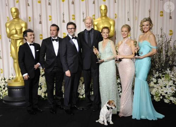 Penelope Ann Miller et l'équipe du film The Artist lors des Oscars 2012 