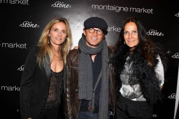 Liliane Jossua (propriétaire de Montaigne Market) et Marie Poniatowski (créatrice de la marque Stone) entourent Laurent Delahousse lors de la présentation de la nouvelle collection joaillerie Stone chez Montaigne Market le 6 mars 2012 à Paris