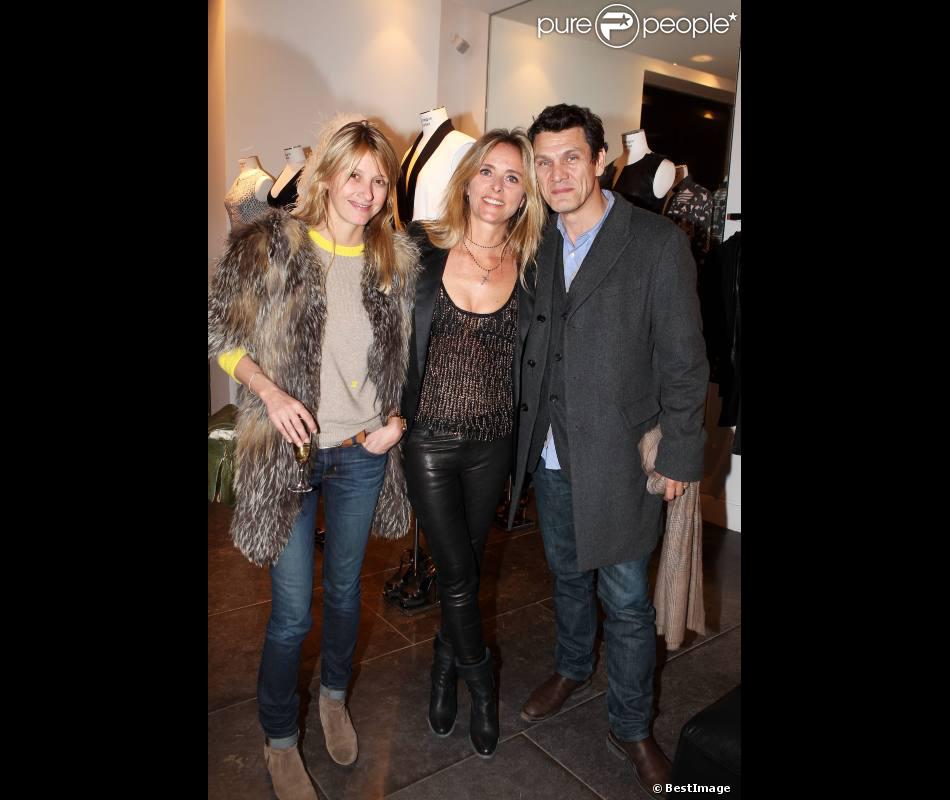  Marie Poniatowski (créatrice de la marque Stone) entourée de sa soeur Sarah Lavoine et son mari Marc Lavoine lors de la présentation de la nouvelle collection joaillerie Stone chez Montaigne Market le 6 mars 2012 à Paris 