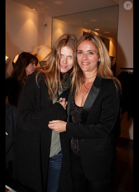 Malgosia Bela et Marie Poniatowski (créatrice de la marque Stone) lors de la présentation de la nouvelle collection joaillerie Stone chez Montaigne Market le 6 mars 2012 à Paris