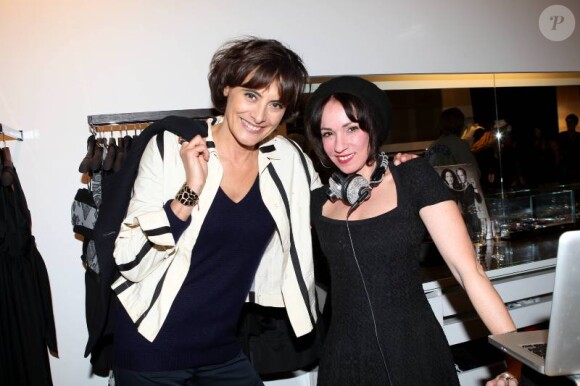 Inès de la Fressange pose aux côtés de Béatrice Ardisson lors de la présentation de la nouvelle collection joaillerie Stone chez Montaigne Market le 6 mars 2012 à Paris