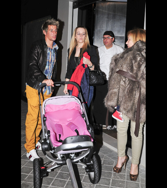 Fabio Coentrao, sa femme Andreia et leur petite fille Vitoria dissimulée sous un manteau de fourrure le 6 mars 2012 à Madrid