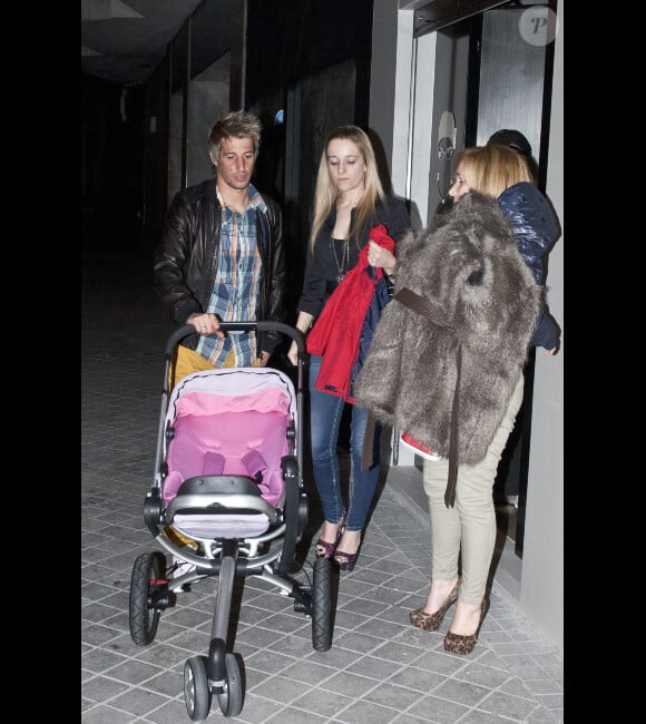 Fabio Coentrao, sa femme Andreia et leur petite fille Vitoria dissimulée sous un manteau de fourrure le 6 mars 2012 à Madrid
