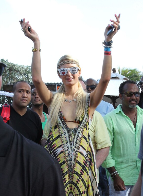 Paris Hilton fait la fête avec son chéri le DJ Afrojack, à Miami le 21 mars 2012