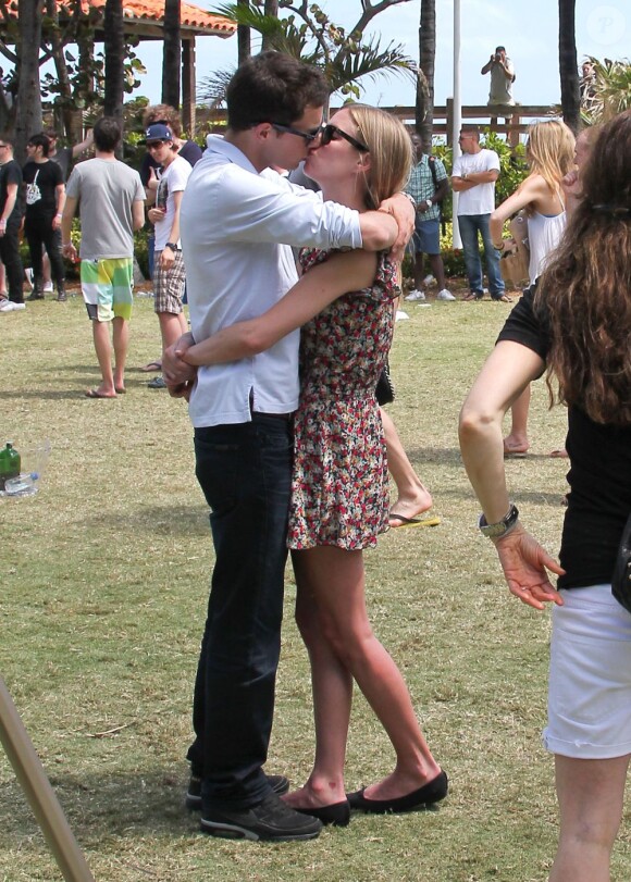 Nicky Hilton embrasse son chéri, à Miami le 21 mars 2012