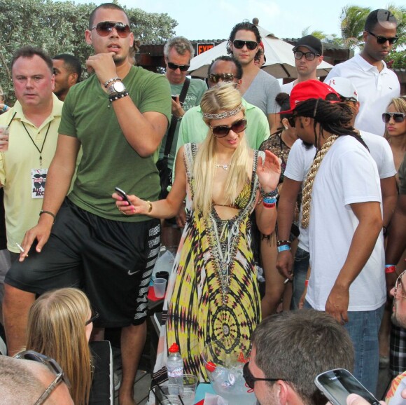 Paris Hilton fait la fête avec son chéri le DJ Afrojack, à Miami le 21 mars 2012