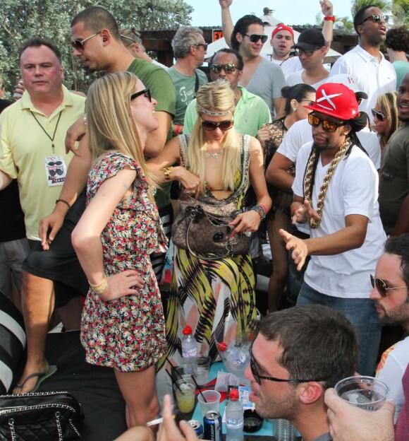 Paris Hilton fait la fête avec sa soeur à Miami le 21 mars 2012