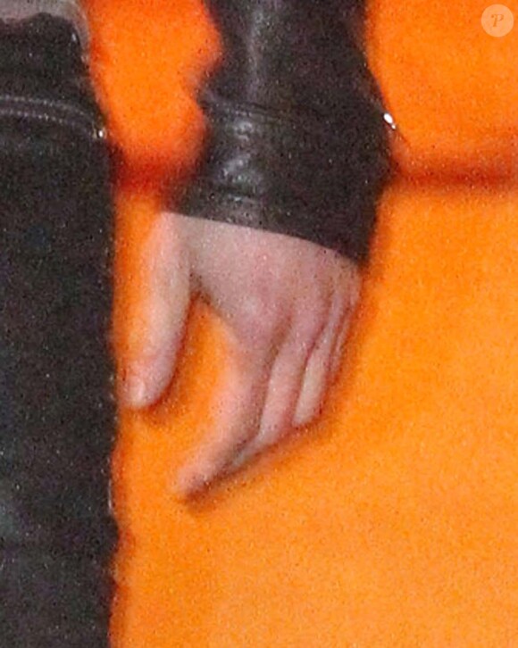 La main gauche de Peter Facinelli, sans alliance, à Los Angeles, le 21 mars 2012.