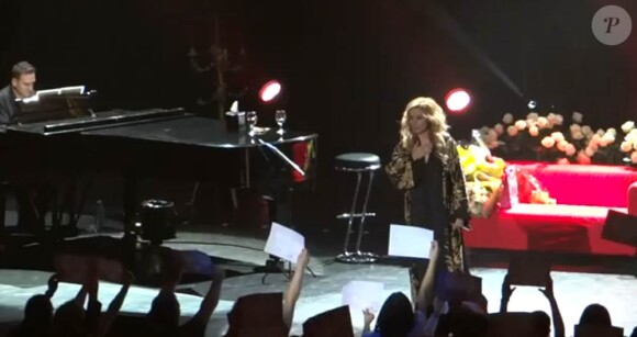 Lara Fabian s'est fait surprendre par ses fans roumains lors de son concert à Bucarest le 18 mars 2012, qui ont brandi 4000 messages d'amour alors qu'elle allait entonner sa chanson Je t'aime.
