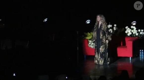 Lara Fabian s'est fait surprendre par ses fans roumains lors de son concert à Bucarest le 18 mars 2012, qui ont brandi 4000 messages d'amour alors qu'elle allait entonner sa chanson Je t'aime.