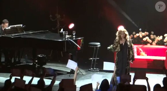 Lara Fabian s'est fait surprendre par ses fans roumains lors de son concert à Bucarest le 18 mars 2012, qui ont brandi 4000 messages d'amour alors qu'elle allait entonner sa chanson Je t'aime.