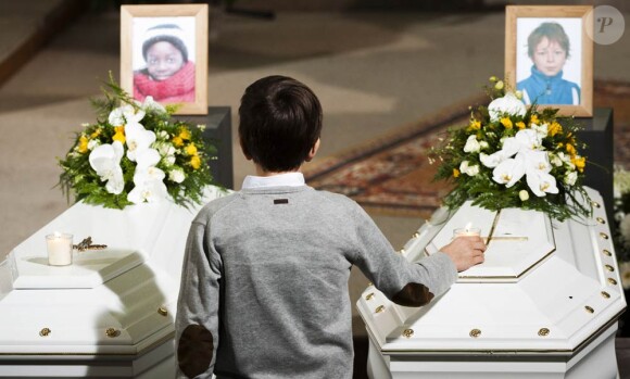 La ville flamande de Louvain était en deuil jeudi 22 mars 2012 : l'église Saint-Pierre accueillait les funérailles poignantes de sept des enfants morts le 13 mars dans la tragédie du tunnel de Sierre, élèves de l'école d'Heverlee.