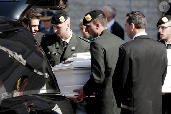 Des militaires de la caserne d'Heverlee portaient les sept petits cercueils blancs.
Au lendemain de funérailles à Lommel, le roi Albert II de Belgique et la reine Paola, accompagnés par le prince Willem-Alexander et la princesse Maxima des Pays-Bas, assistaient le 22 mars 2012 aux obsèques des sept enfants d'Heverlee tués à Sierre.