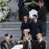 Des militaires de la caserne d'Heverlee portaient les sept petits cercueils blancs.
Au lendemain de funérailles à Lommel, le roi Albert II de Belgique et la reine Paola, accompagnés par le prince Willem-Alexander et la princesse Maxima des Pays-Bas, assistaient le 22 mars 2012 aux obsèques des sept enfants d'Heverlee tués à Sierre.