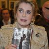 Catherine Deneuve lors du vernissage de l'exposition Helmut Newton au Grand Palais à Paris le 23 mars 2012