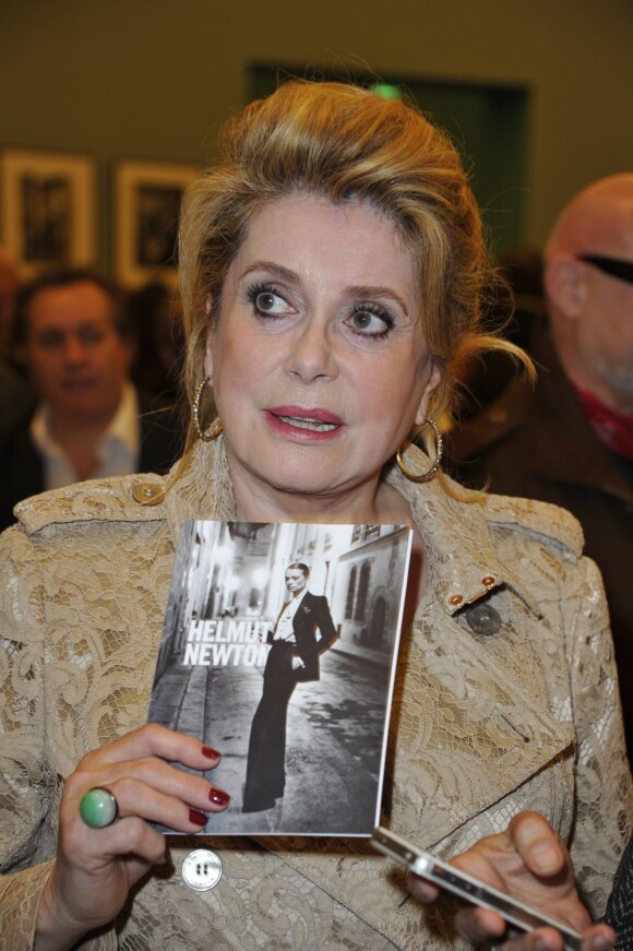 Catherine Deneuve lors du vernissage de l'exposition Helmut Newton au Grand Palais à Paris le 23 mars 2012