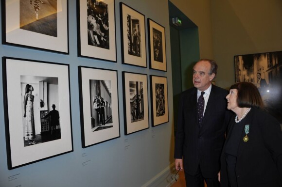 Frédéric Mitterrand et June Newton lors du vernissage de l'exposition Helmut Newton au Grand Palais à Paris le 23 mars 2012