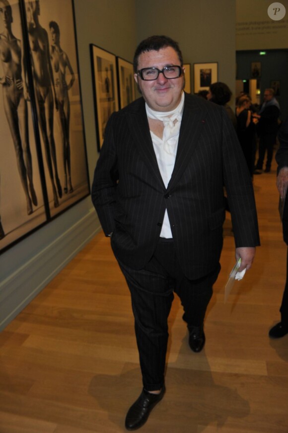 Alber Elbaz lors du vernissage de l'exposition Helmut Newton au Grand Palais à Paris le 23 mars 2012