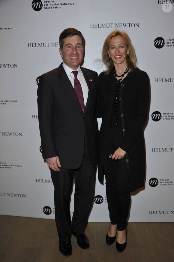 Son Excellence Charles Rivkin et sa femme lors du vernissage de l'exposition Helmut Newton au Grand Palais à Paris le 23 mars 2012