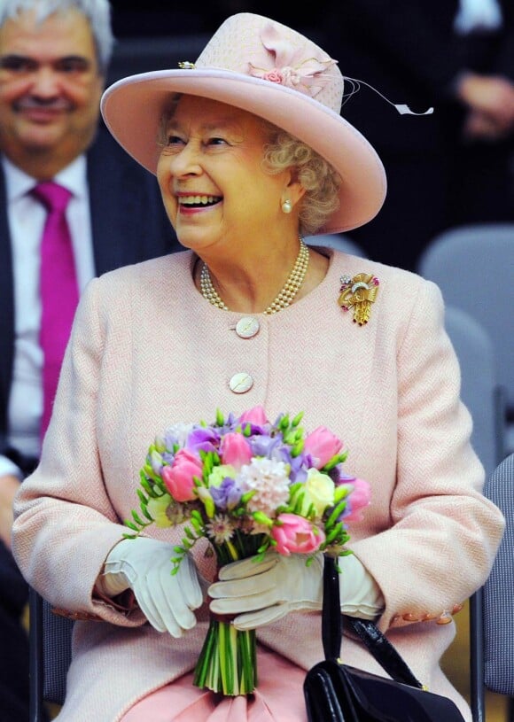 La reine Elizabeth II en visite à Manchester et Salford le 23 mars 2012 avec son mari le duc d'Edimbourg dans le cadre de la tournée royale du jubilé de diamant.