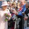 Elizabeth II en visite à Manchester et Salford le 23 mars 2012 avec son mari le duc d'Edimbourg dans le cadre de la tournée royale du jubilé de diamant.