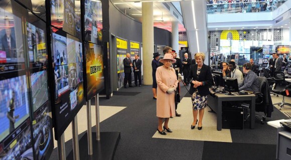 La reine Elizabeth II en visite à Manchester et Salford le 23 mars 2012 avec son mari le duc d'Edimbourg dans le cadre de la tournée royale du jubilé de diamant.