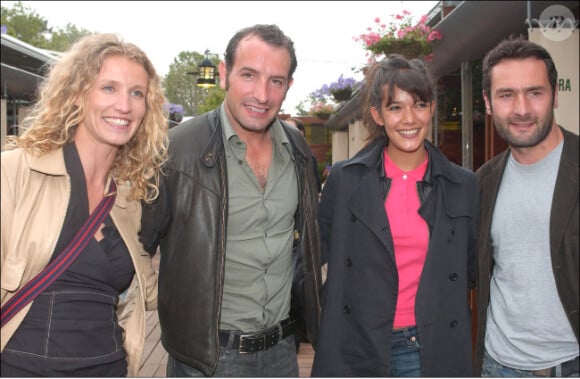Alexandra Lamy, Jean Dujardin, Mélanie Doutey et Gilles Lellouche, en juin 2004 à Paris.