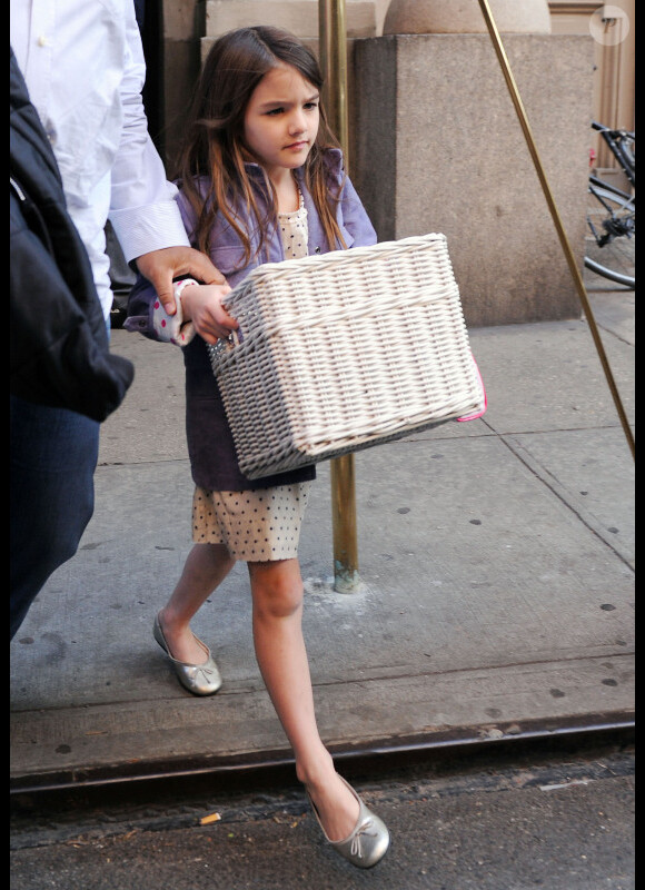 L'adorable Suri Cruise sort de son appartement, à New York, le 26 mars 2012