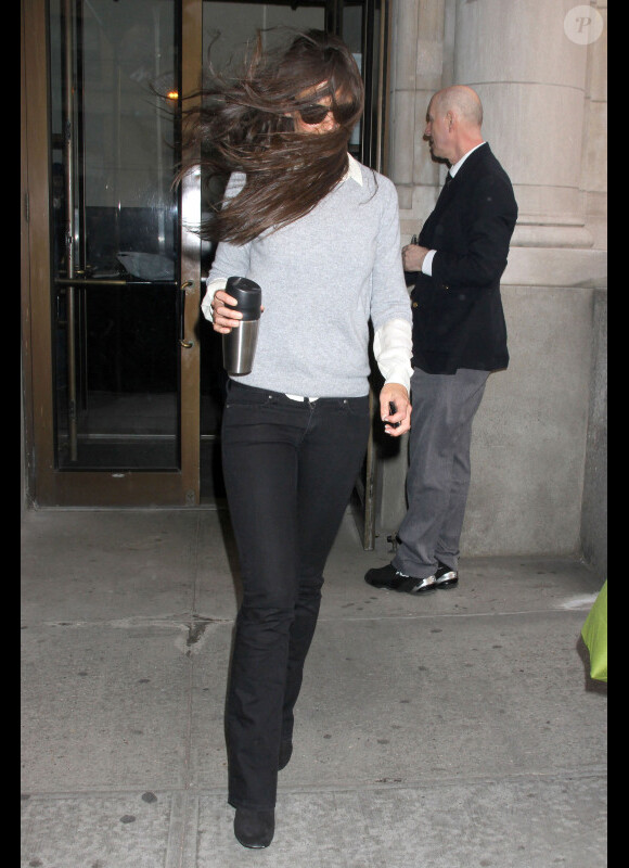Katie Holmes sort de son appartement à New York, le 26 mars 2012
