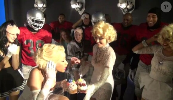 Madonna sur le tournage de son clip Give Me All Your Luvin' avec Nicki Minaj et M.I.A., le 8 décembre 2011.