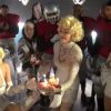 Madonna sur le tournage de son clip Give Me All Your Luvin' avec Nicki Minaj et M.I.A., le 8 décembre 2011.